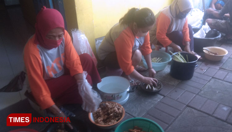 Warga Kampung Jagalan, DIY sedang memproduksi jamu tradisional untuk meningkatkan imunitas tubuh dalam rangka mencegah Covid-19. (FOTO: Dwijo Suyono/TIMES Indonesia)