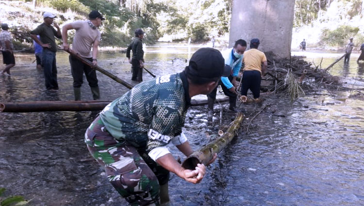 Anggota Satgas Bersihkan Sampah di Sungai Karanganyar