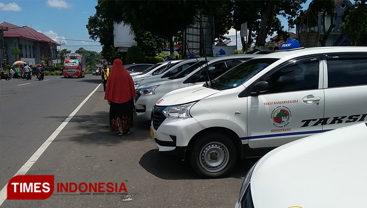 Taksi di Alun - Alun Banjarnegara. (FOTO: Muchlas Hamidi/TIMES Indonesia)