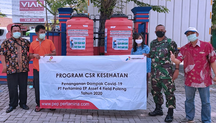 Tim Pertamina EP Asset 4 Poleng Field menyerahkan langsung bantuan portable sink dan tandon kepada stakeholder, Kamis (9/4/2020). (Foto: Dok. Pertamina EP Asset 4)