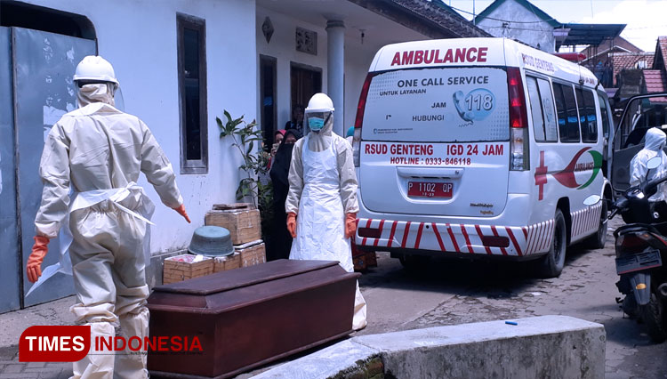 Petugas ambulan pengantar jenazah pasien PDP meninggal dunia di Banyuwangi. (Foto: Syamsul Arifin/TIMES Indonesia)