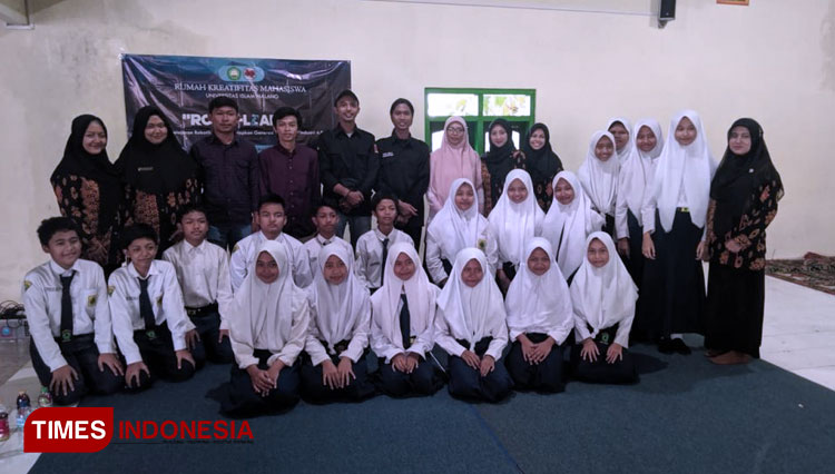 Tim Robotik RKMU dengan perwakilan guru dan siswa SMP Wahid Hasyim Malang. (FOTO: AJP TIMES Indonesia)