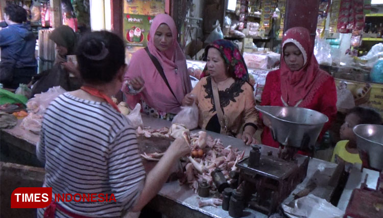 Warga Kota Probolinggo, kini tak perlu belanja ke pasar, cukup manfaatkan pesan singkat WA. (FOTO: Happy/TIMES Indonesia)