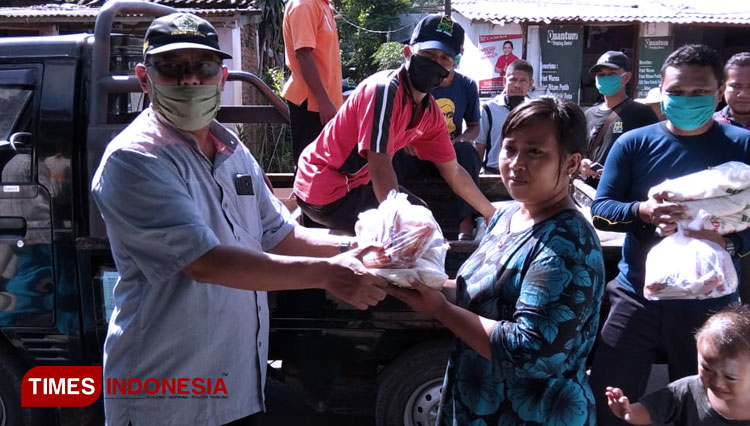 Pemberian sembako oleh tim Satgas Peduli Covid-19 IAIN Jember, kepada warga. (FOTO: Moh Bahri/TIMES Indonesia)