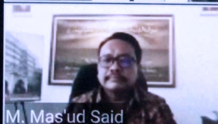 Direktur Pascasarjana UNISMA, Prof Mas'ud Said, P.hd saat mengikuti ujian during mahasiswanya. (FOTO: Unisma for TIMES Indonesia)