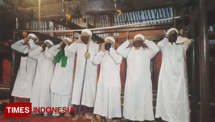 Azan Pitu yang dikumandangkan oleh tujuh orang muazin di Masjid Agung Sang Cipta Rasa, Cirebon. (Foto: Muhamad Jupri/TIMES Indonesia)