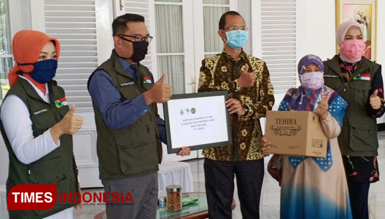 Gubernur Jabar Ridwan Kamil dan Ketua Jabar Bergerak Atalia Pratatya Kamil secara simbolis menerima penyerahan bantuan penangggulangan Covid-19, di Gedung Pakuan Bandung, Kamis (9/3/20). (Foto : Iwa/TIMES Indonesia)