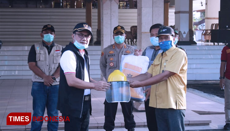Tiga Hari Bagi Masker Gratis, Bupati Ngawi Minta Warga Patuhi Anjuran