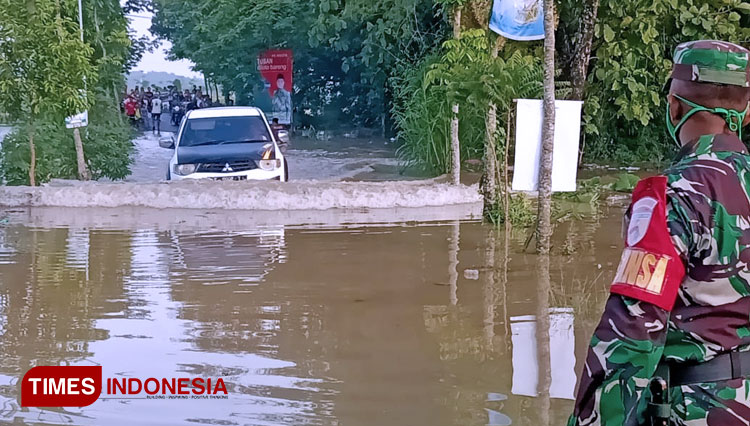 Genangan air di ruas jalan penghubung desa dan pekarangan  rumah warga akibat luapan kalikening daerah aliran solo runut Kecamatan Parengan, Kabupaten Tuban (10/04/2020). (FOTO: Ahmad Istihar/TIMES Indonesia)