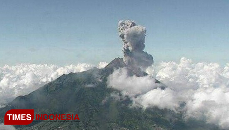 Suasana Gunung Merapi di Kabupaten Sleman, Yogyakarta ketika mengalami erupsi pada Jumat (10/4/2020) sekitar pukul 09.10 WIB. (FOTO: BPPTKG For TIMES Indonesia)