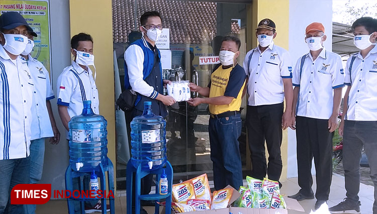 Wakil Ketua DPRD Banjarnegara Guruh Tri Adi Putra serahkan bantuan secara simbolis kepada Camat Madukara Purwanto. (FOTO: Muchlas Hamidi/TIMES Indonesia)