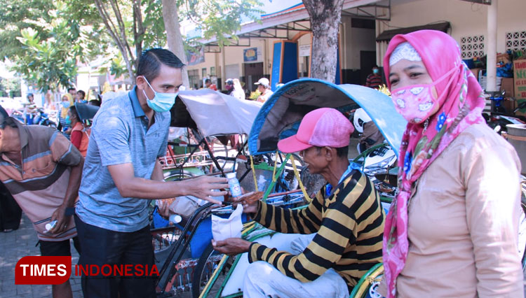Suasana saat pemberian masker di Pasar Minulyo (Foto: Rojihan/TIMES Indonesia)