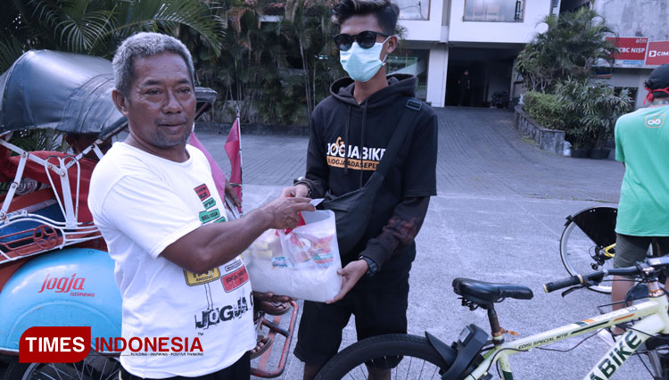 Relawan Jogjabike-Padmanaba Peduli dan Berbagi kembali membagikan paket sembako. (FOTO: Fajar Rianto/TIMES Indonesia)