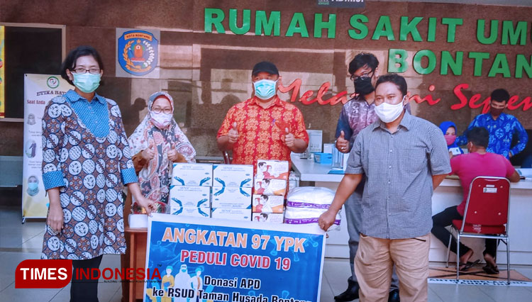 Alumni YPK 97 Bontang Beri Bantuan APD bagi Paramedis Covid-19