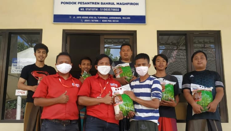 Alfamart mendokasikan bahan pokok di Pondok Pesantren Bahrul Maghfiroh, Joyo Agung, Tlogomas Kota Malang pada Jumat (10/4/2020). (Foto: istimewa)