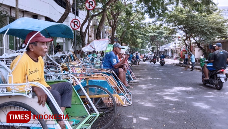 Sejumlah pengayuh becak mangkal di Pasar Banyuwangi di tengah pandemi Covid-19 (Foto: Rizki Alfian/TIMESIndonesia)