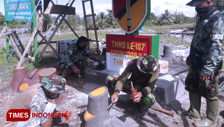 Pelda Mukhtar Genjot Pengerjaan Prasasti dan Taman TMMD di Argakencana. (FOTO: AJP TIMES Indonesia)