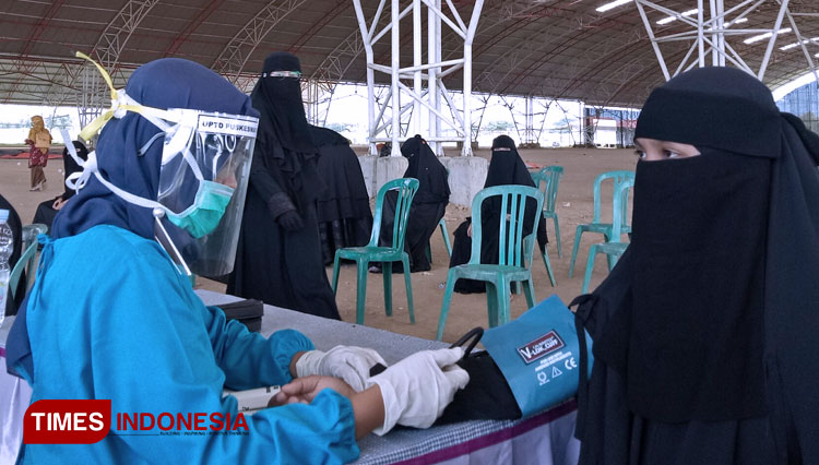Santri Ponpes Al-Fatah Temboro Magetan saat menjalani pemeriksaan kesehatan, Sabtu (11/4/2020). (Foto: M Kilat Adinugroho/TIMES Indonesia)