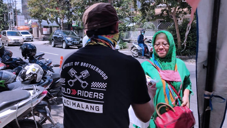 Bold Riders Malang Bagikan 1.000 Paket Multivitamin pada Pengguna Jalan