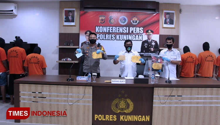 Wakapolres Kompol Jaka Mulyana menunjukkan tersangka barang bukti penyalahgunaan narkotika dengan tersangka diantaranya 2 oknum PNS. (Foto : Oon Mujahidin /TIMES Indonesia)