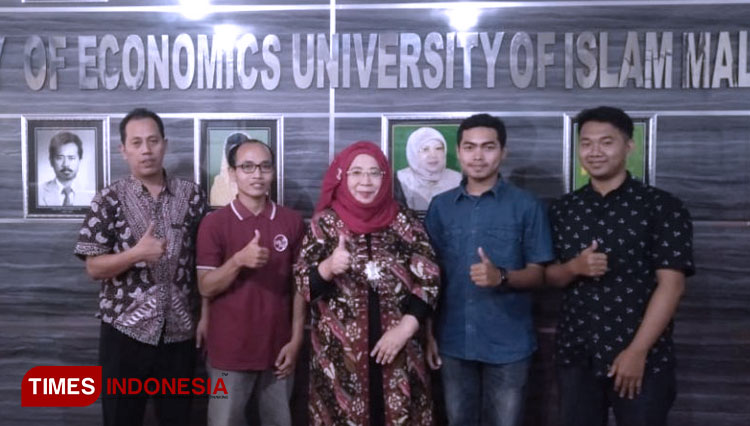 Foto bersama Dekan FEB UNISMA Nur Diana SE., M.Si (tengah) bersama lulusan terbaik FEB UNISMA Agung Minto Wahyu, SM (baju biru sebelah kanan Dekan FEB UNISMA). (FOTO: AJP TIMES Indonesia)