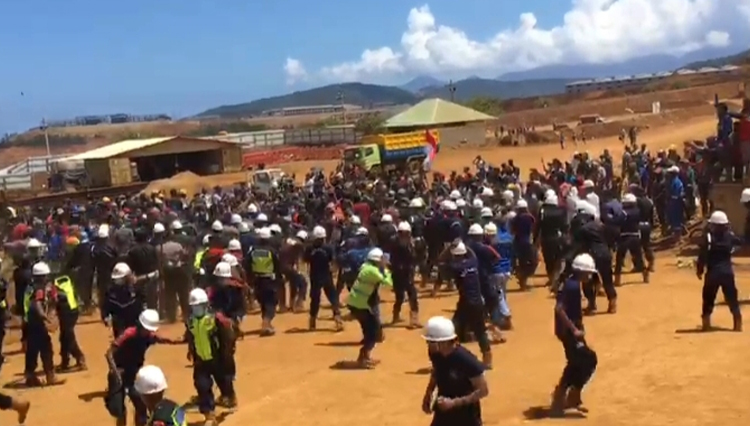 Suasana unjuk rasa di kawasan PT Halmahera Persada Lyken (HPAL), Site Kawasi, Pulau Obi, Kabupaten Halmahera Selatan, Senin (13/4/2020).(Foto: tangkapan layar video yang beredar di WAG)