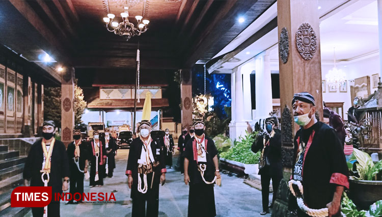 Bupati Ipong Muchlissoni saksikan keberangkatan kirab tiga pusaka milik Ponorogo. (fotFOTO: Marhaban/TIMES Indonesia)