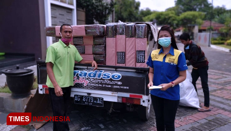 Paradiso Furniture saat mengantar barang kasur di ruang observasi Polinema. (Foto: Cas/TIMES Indonesia)