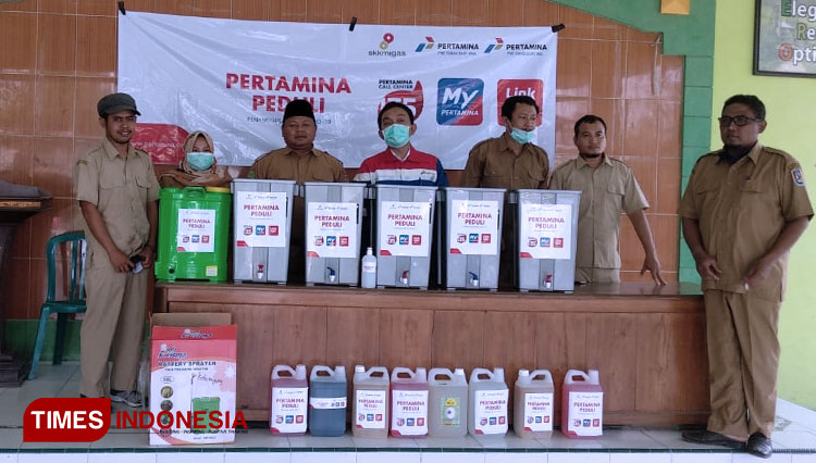 Penyerahan simbolis bantuan APD dari perwakilan perusahan PHE TEJ kepada pemerintah desa Jegulo, Kecamatan Soko, Kabupaten Tuban (14/04/2020).(Foto Ahmad Istihar/TIMES Indonesia)