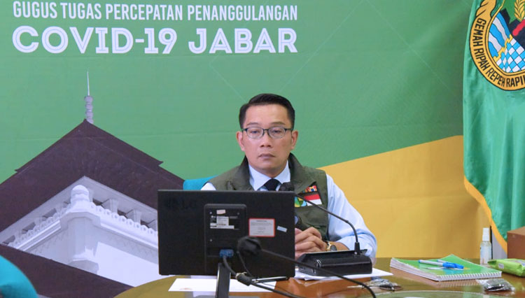 Gubernur Jabar Ridwan Kamil mengikuti video conference bersama Menteri Perindustrian RI Agus Gumiwang Kartasasmita dari Gedung Pakuan, Kota Bandung, Senin (13/4/20). (Foto: Humas Pemprov Jabar for TIMES Indonesia)