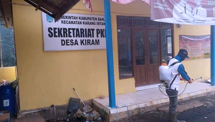 Penyemprotan disinfektan di Desa Kiram. (Foto: Dishut Kalsel)
