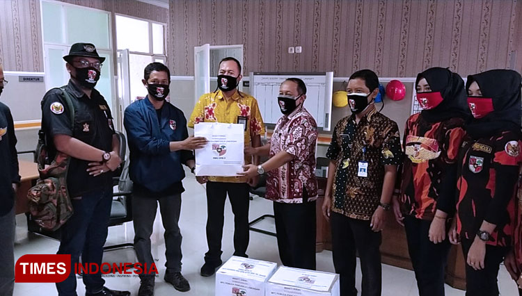 Penyerahan bantuan berupa masker dan APD dari MPC Pemuda Pancasila Lamongan kepada RSUD dr. Soegiri Lamongan, Kamis (16/4/2020). (FOTO: MFA Rohmatillah/ TIMES Indonesia)