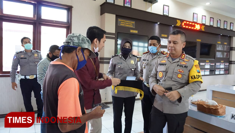 Kapolres Probolinggo AKBP Ferdy Irawan, saat menyerahkan bantuan pada soppir umum.(FOTO: Polres Probolinggo for TIMES Indonesia)