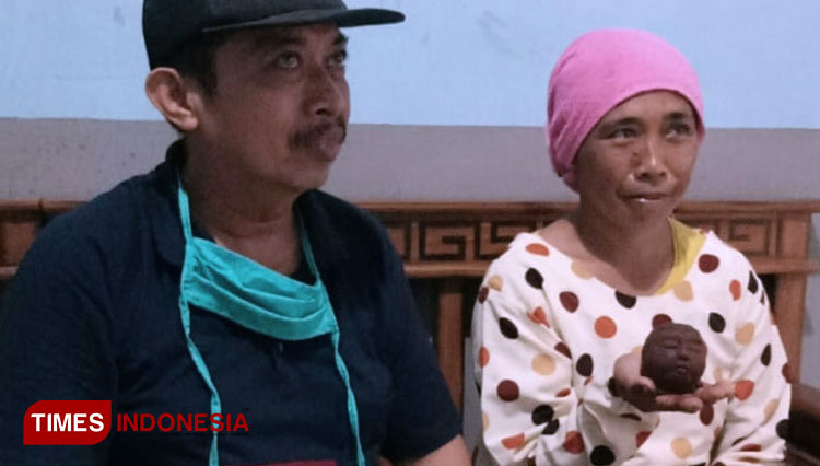 Petugas TACB Banyuwangi bersama Khususiyah, penemu patung kepala manusia (Foto: Rizki Alfian/TIMES Indonesia)