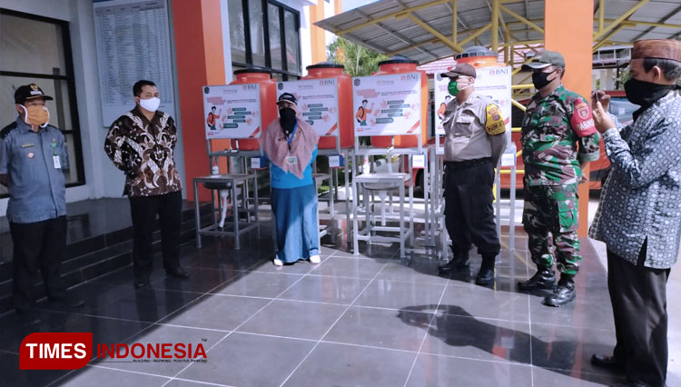 Kelurahan Tanjung Laut Indah saat menerima bantuan CSR BNI (FOTO: Lurah Adnan for TIMES Indonesia)