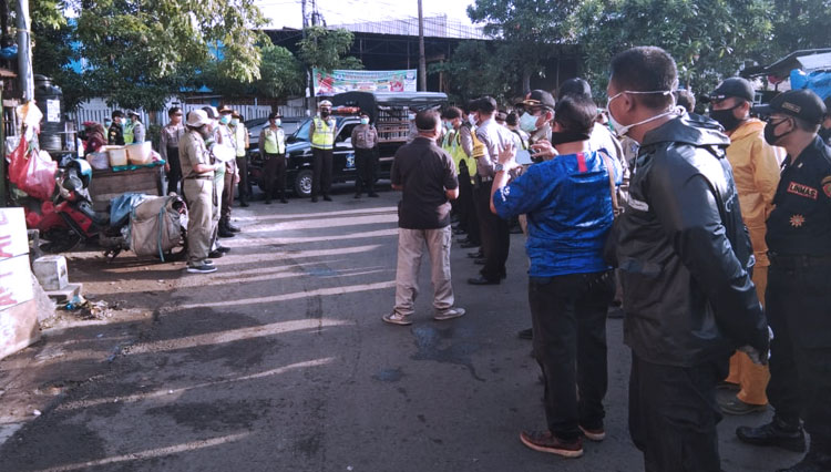 Beberapa personel gabungan melakukan pengamanan penutupan Pasar PPI, Rabu (15/4/2020). (FOTO: Kodam V/Brawijaya)