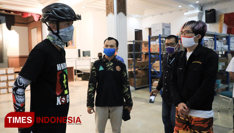 dr. Tirta (Kanan) memberikan bantuan secara simbolis tanpa bersentuhan tangan kepada Gubernur Jawa Tengah (kiri) disaksikan oleh ketua PW GP Ansor Jawa Tengah. (foto: Humas Pemprov Jateng)