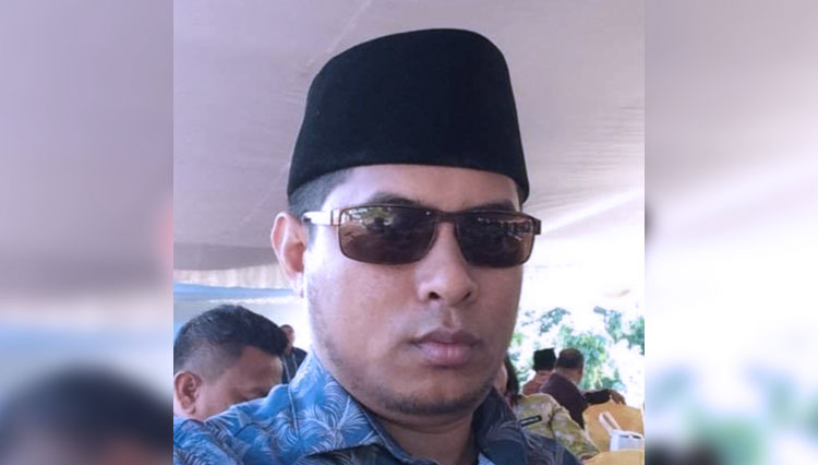 Kepala Dinas Perhubungan Kabupaten Pulau Morotai, Hadad Hi Hasan dan jadwal kapal KM Geovani dan KM Ratu Maria. (Foto: Husain/TIMES Indonesia)