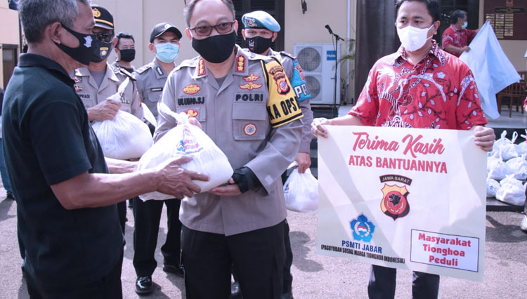Kapolrestabes Bandung Kombes Pol Ulung Sampurna Jaya bersama PSMTI Jabar dan Masyarakat Tionghoa Peduli, membagikan ribuan paket sembako di Mapolrestabes Bandung, Jumat (17/4/20). Foto : Humas Polrestabes for TIMES