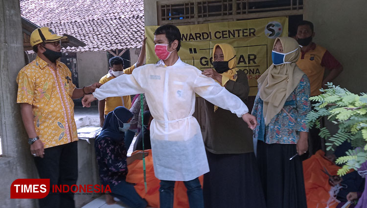 Proses pembuatan baju hazmat oleh kelompok Berkarya (Foto: Totok Hidayat/TIMES indonesia)
