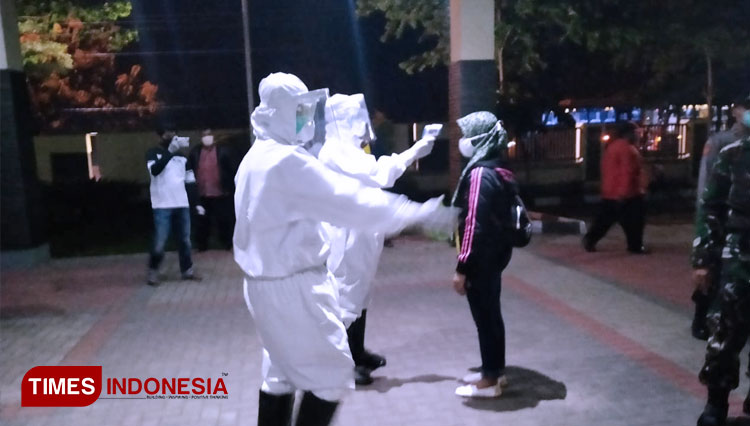 Proses screening terhadap para calon TKI asal Indramayu yang baru saja tiba di RSUD Mursid Ibnu Syafiuddin Kecamatan Krangkeng Kabupaten Indramayu. (FOTO: Siti Raudiatul Nadiyah/TIMES Indonesia)