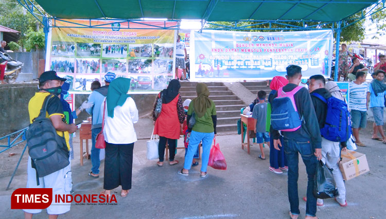 Pendataan arus mudik oleh Satgas Covid-19 di pelabuhan Desa Gorup Kecamatan Pulau Makian. (Foto: Iwan Marwan/TIMES Indonesia)