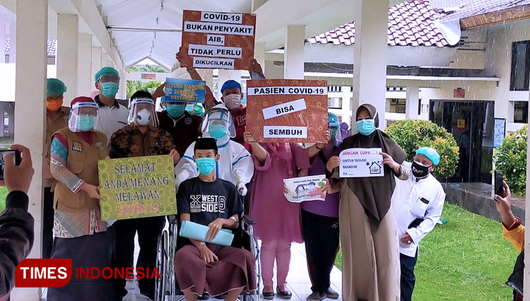 Pasien R warga Kecamatan Blega sebelum meninggalkan RSUD Syamrabu Bangkalan, Jumat (17/4/2020) kemarin. (FOTO: Doni Heriyanto/TIMES Indonesia)