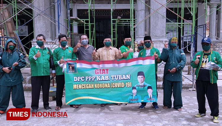 DPC PPP Kabupaten Tuban bersama kader saat melaksanakan baksi sosial di pemukiman pada penduduk Tuban kota (19/04/2020). (Foto: Ahmad Istihar/TIMES Indonesia)