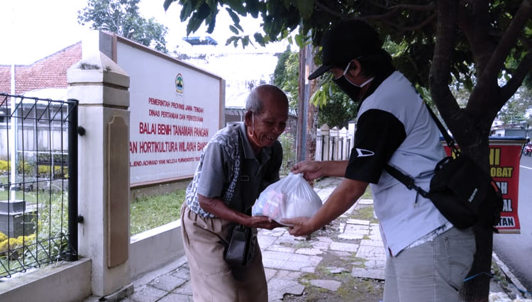 Salah-satu-tukang-becak-yang-mendapat-bantuan-sembako-dari-Komunitas-Avanza-Xenia-2.jpg
