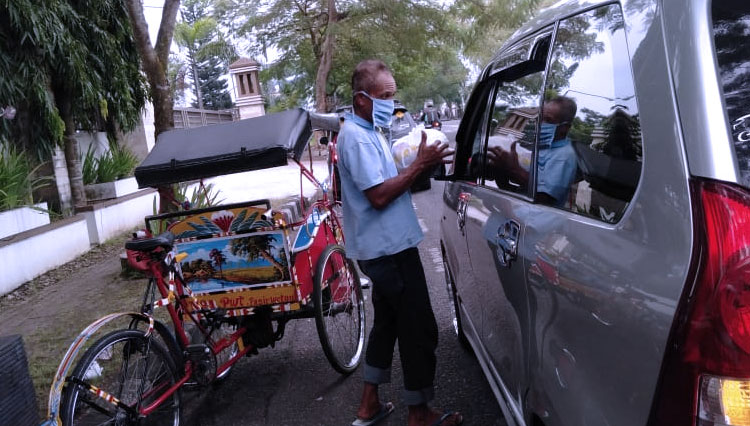 Salah satu tukang becak yang mendapat bantuan sembako dari Komunitas Avanza Xenia Owner Ngapak (AXON). (FOTO: Dokumentasi Axon for TIMES Indonesia)