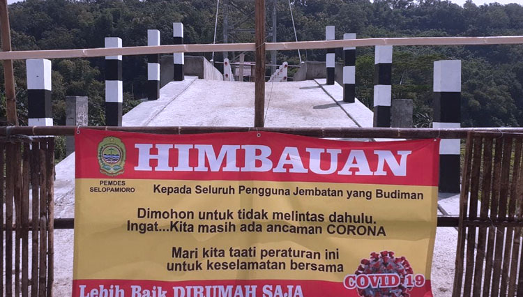 Spanduk penutupan jembatan gantung pengkol yang dipasang pemerintah desa Sriharjo. (Foto: Humas Desa Sriharjo for TIMES Indonesia)