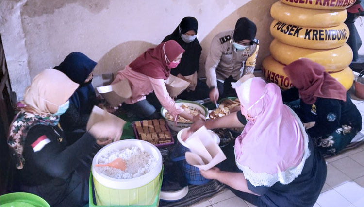 Dapur umum yang didirikan di Polsek Krembung Sidoarjo. Dapur umum yang didirikan di Polsek Mapolresta Sidoarjo. (FOTO: Kapolsek Krembung dan Humas Polresta)