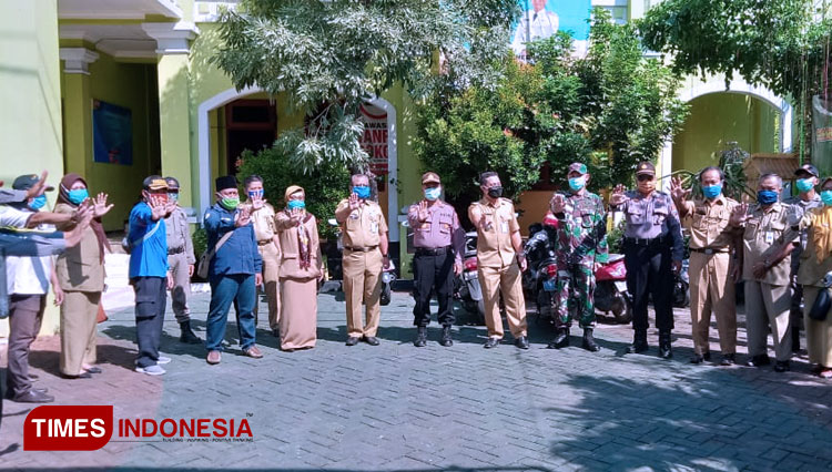 Saat petugas dan relawan gabungan satuan tugas covid-19 bersama pilar sosial Dinsos PPPA Kabupaten Tuban melakukan operasi masker di jalan raya Merakurak - Montong (20/04/2020). (Foto:Ahmad Istihar/TIMES Indonesia)