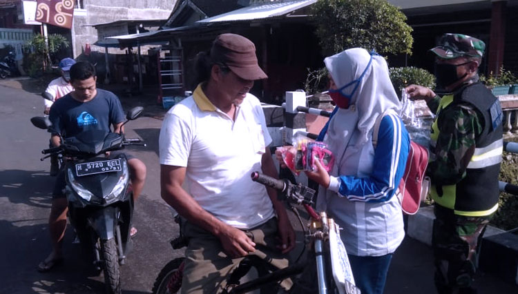 MINU Merah Putih saat membagikan masker. (Foto : MINU Merah Putih Donomulyo)